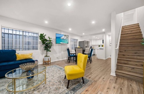 Los Angeles House | Modern LA Retreat Sleeps 10 Near SoFi & DTLA