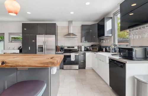 Carlson Park House | *Modern LUX* | Walkable | Firepit | Theater | BBQ