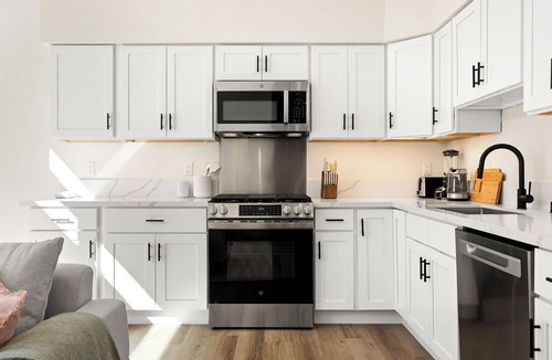 Ocean Park Apartment | Modern Luxury Living in the Heart Of Santa Monica - Steps to the Beach