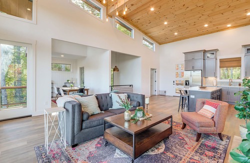 Cherry Log Cabin | Modern Mtn Cabin w/Deck & Views in Blue Ridge!