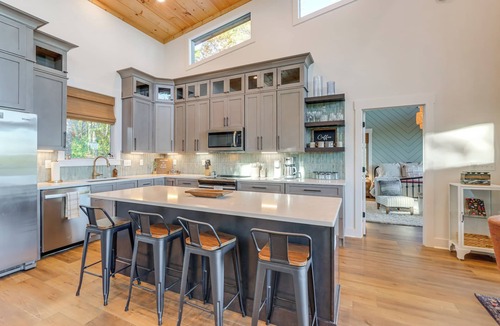 Cherry Log Cabin | Modern Mtn Cabin w/Deck & Views in Blue Ridge!