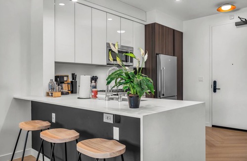 Larchmont Apartment | Modern Stylish Gillis House with Pool