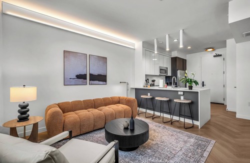 Larchmont Apartment | Modern Stylish Gillis House with Pool