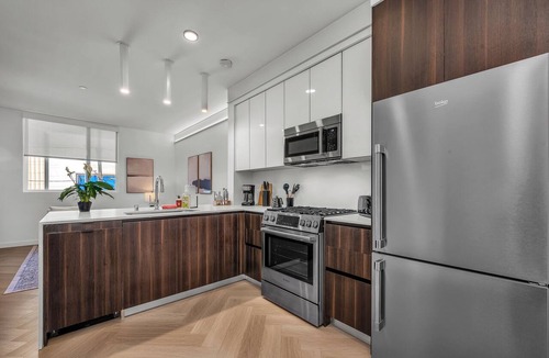 Larchmont Apartment | Modern Stylish Gillis House with Pool