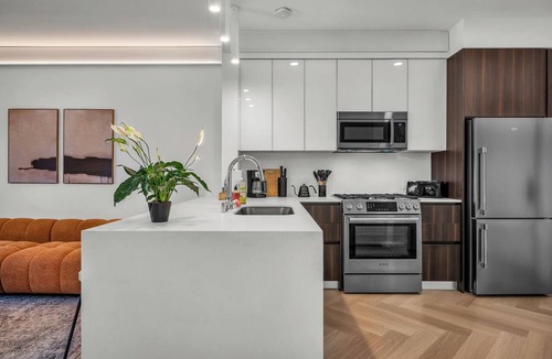 Larchmont Apartment | Modern Stylish Gillis House with Pool