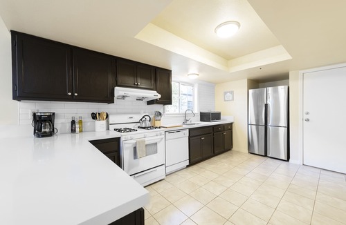 Alhambra House | Modern Stylish Home | 8 Beds | Walk to DT Alhambra