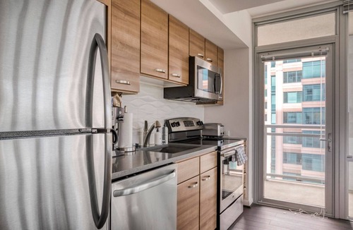 McLean Apartment | Modern Tysons Corner 2BR w/Pool, nr Restaurants & Bars, by Blueground