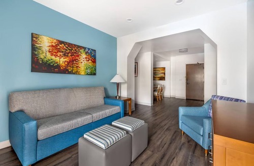 Enterprise Hotel | Modern Vegas Stay with Pool and Parking Near Allegiant Stadium & Top Golf