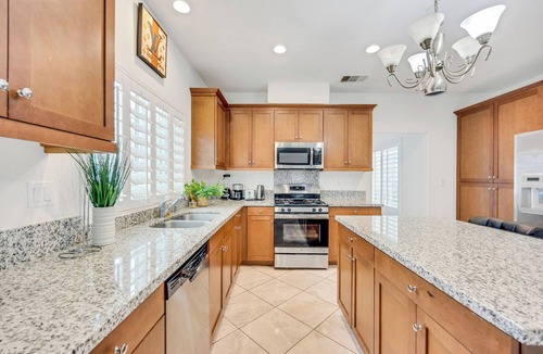 Los Serranos House | Montclair Grand, Stylish Retreat for Your Getaway