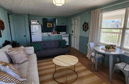 Biltmore Beach Hotel | Monterey Motel - Beach Cottage 10 at Beach Access 8. Large Pool. Newly Remodeled