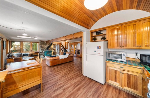Idyllwild Cabin | Moonlight Mountain Retreat Woodworker's Masterpiece with Spa and Game Room
