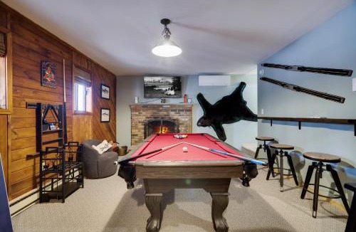 Lake Harmony Estates House | Moose Tracks Cabin Hot Tub 5 Min to Slopes