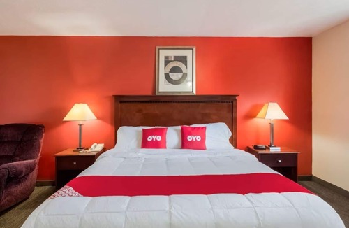 Morton Hotel | Morton King Room: Easy Peoria Access - Near Local Entertainment for Families