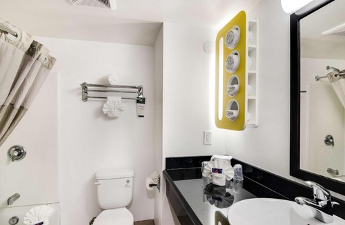 Harbor Hotel | Motel 6-Carson, CA