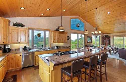 Castle Glen Estates Cabin | Mountain Canyon Retreat by Destination Big Bear : View of Lake and Mountains! EV Charger! Pool Table! Ping Pong!