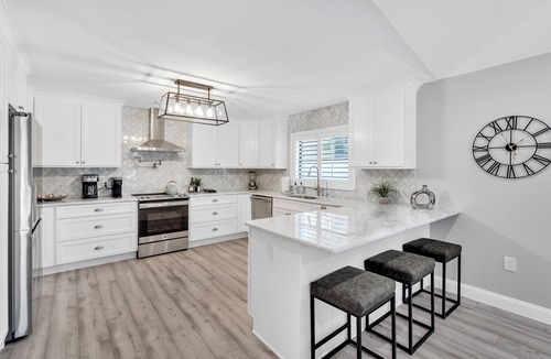 Vamo House | Mova Manor- 4/3 balcony overlooks private backyard
