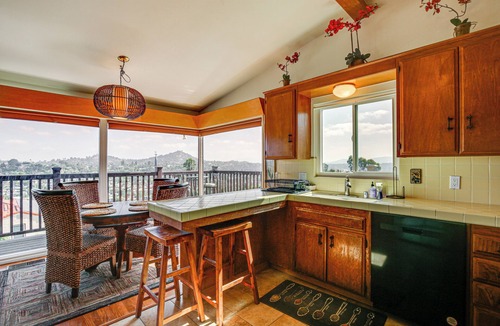 La Mesa Cottage | Mt. Nebo Oasis in La Mesa w/Wraparound Deck