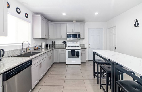 Redlands House | Music themed home, PacMan Arcade, Sleeps 9, BBQ, Fire Pit, Wi-Fi