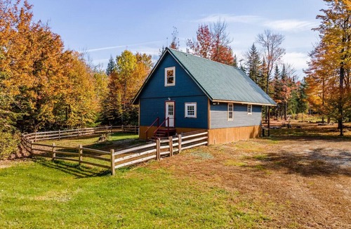 Starks House | Nature Enthusiast's Haven:Cabin with Scenic Trails