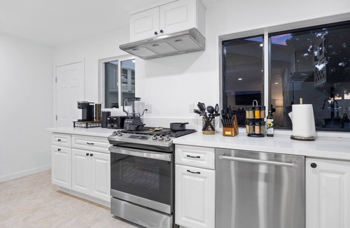 Midway City House | NEW! A Modern Oasis with Game room 15mins to Disneyland,beaches&more!