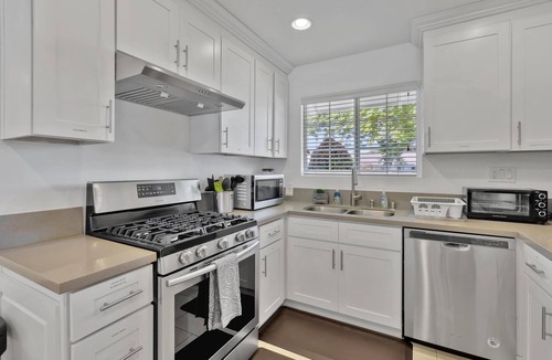 Southwest Anaheim House | New Cheerful Stylish Villa - Pool, Spa, Mini Golf, Fire pit, Walk to Disneyland