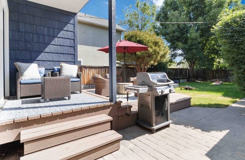 Depot Bench House | NEW! Dog Friendly w/Relaxing Back Patio & Corn Hole | > 5 min to BSU | Record Player & Smart TV's