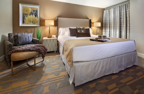 Las Vegas Resort | NEW LISTING! Holiday Inn Club Vacations *5 STARS* POOL HOT TUB Wi-Fi FIREPLACE