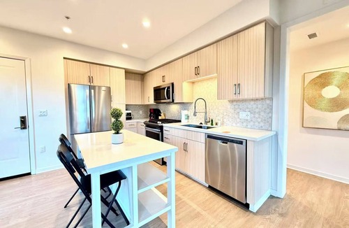 Lake Forest Apartment | New Luxury 1BR Stay in the Heart of Irvine