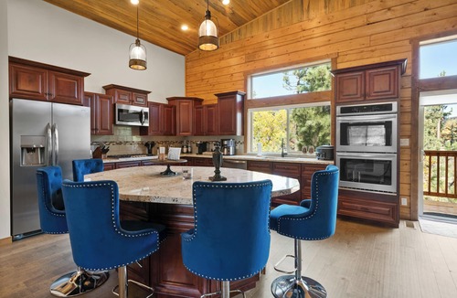 Big Bear Lake House | NEW LUXURY HOME, HUGE GREAT ROOM, 2 MASTER SUITES, SPA, PACMAN. 5 STAR REVIEWS!