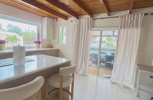 North Central Hollywood House | New Luxury Waterfront Villa - Pool Beach Casino