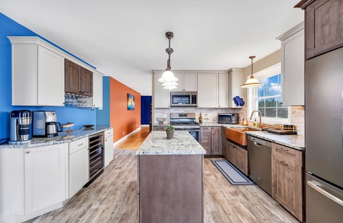 Sullivan House | NEW! Serene 7BR Haven by the Lake