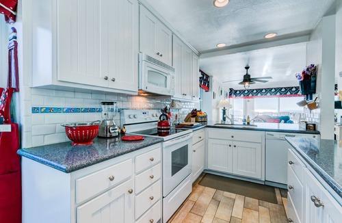 Oceanside Cottage | NEWLY REMODELED INSIDE AND OUT - TAMI'S OCEANSIDE BEACHFRONT COTTAGE