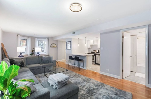 Sheffield Neighbors Apartment | Newly renovated, Chic, Spacious & Bright 1-bedroom apt in Lincoln Park!