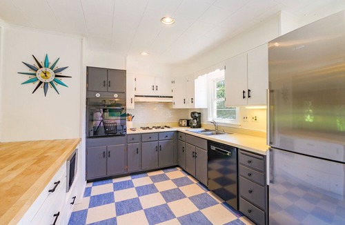 Cushing Cottage | Newly updated cottage directly on Maple Juice Cove