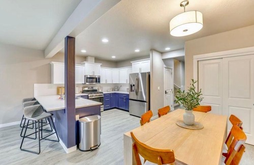 Sunset House | North End blue -Hot Tub - Fire Pit - E Bikes -4 BR