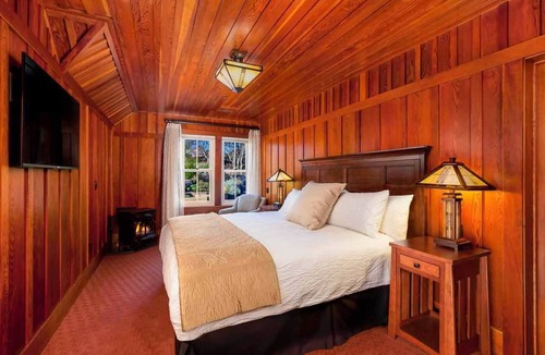 Fort Bragg Hotel | Noyo Harbor Inn Restaurant and Tavern