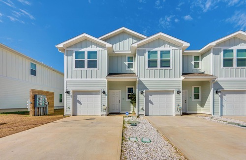Ferry Pass Apartment | Nurse-ready Rental 2 Mi to UWF Campus & Hospital!