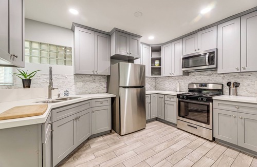 North Long Beach Condo | Nurse-Ready Unit! 10 Mi to Ocean & Dtwn Long Beach