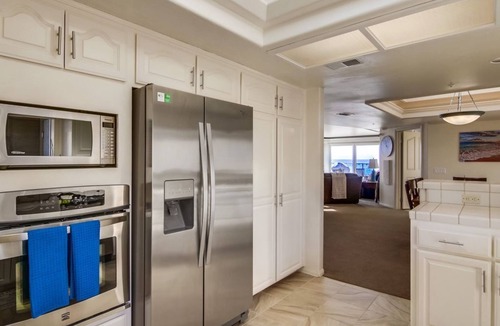 Central Mission Beach Condo | Ocean Front House with Private Ground Level Patio & 2 Garages - Sleeps 10+