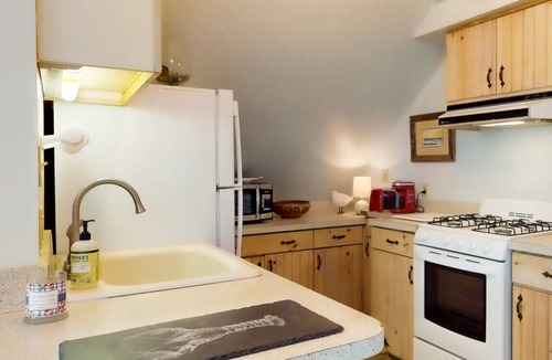 Boothbay Harbor Apartment | Ocean View | Coastal Cottage Loft | Walk to Harbor