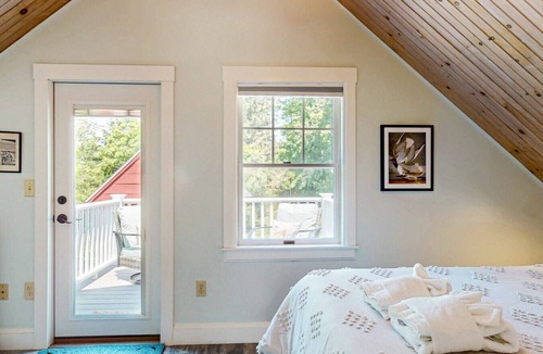 Boothbay Harbor Apartment | Ocean View | Coastal Cottage Loft | Walk to Harbor