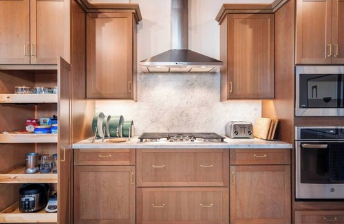 Eastern Malibu House | Ocean view. Walk to Carbon Beach. Comfortable upscale home with backyard.