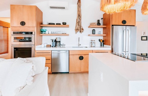 Ocean Cay House | 🌴 Oceanfront Cottage on Amelia Island 🌴 Walk to Main Beach-SaltLife Food Shack-Sandbar-Putt-Putt 🌴 Sunrise views from the deck 🌴 Easy Access to Fort Clinch State Park & downtown Fernandina 🌴 Updated modern bohemian Design ⭐️ 300+