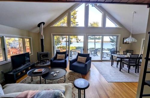 Hancock Point House | Oceanfront Cottage with Fire Pit & Direct Water Access Near Acadia National Park in Hancock, Maine