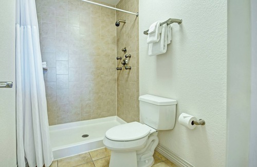 Las Vegas Resort | OFFICIAL LISTING | Wyndham - Desert Rose 2 Bed Suite Near Strip w/Full Kitchen