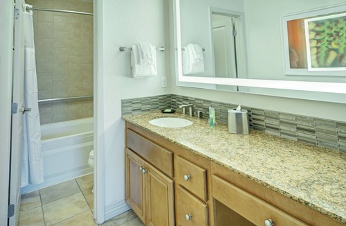 Las Vegas Resort | OFFICIAL LISTING | Wyndham - Desert Rose 2 Bed Suite Near Strip w/Full Kitchen