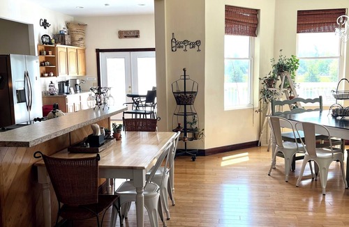 Murphysboro House | On the Lake & Wine Trail & a Perfect Getaway for 16+ With an ADA Suite!