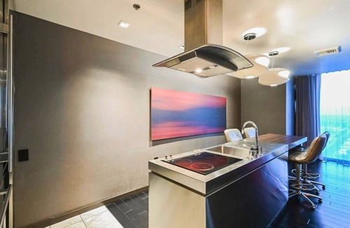 Las Vegas Apartment | One Bedroom | 1.5 Baths & Living Room | Jet Tub – Palms Place StripSuite