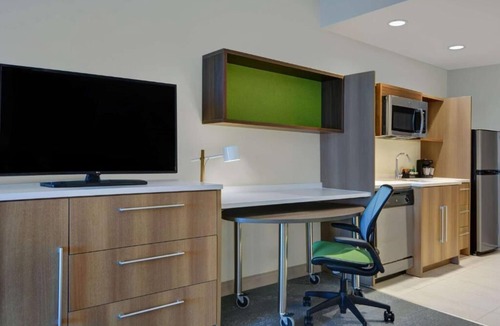 Upper Grand Lagoon Hotel | Onsite Pool and Gym, 2 Queen bed w/Kitchenette + Breakfast Included