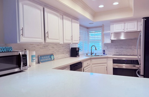 Huntington Beach Villa | Pacific Breeze ocean view , a few steps from Main Street, the sand and pier